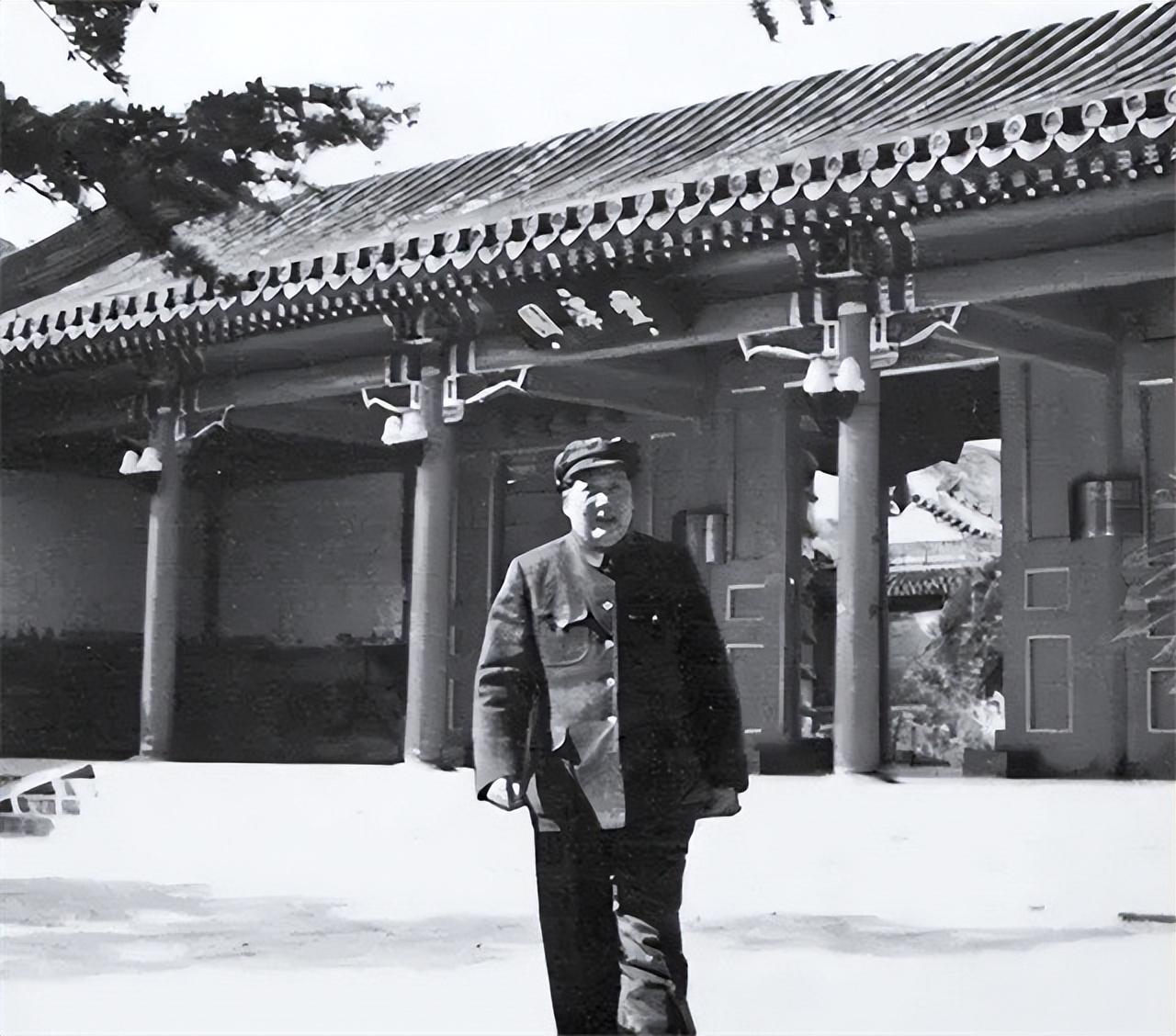 _中南海为何不挂“中央人民政府”牌匾？周总理反对，伟人指出缘由_中南海为何不挂“中央人民政府”牌匾？周总理反对，伟人指出缘由