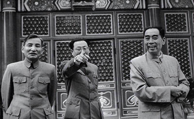 中南海为何不挂“中央人民政府”牌匾？周总理反对，伟人指出缘由_中南海为何不挂“中央人民政府”牌匾？周总理反对，伟人指出缘由_