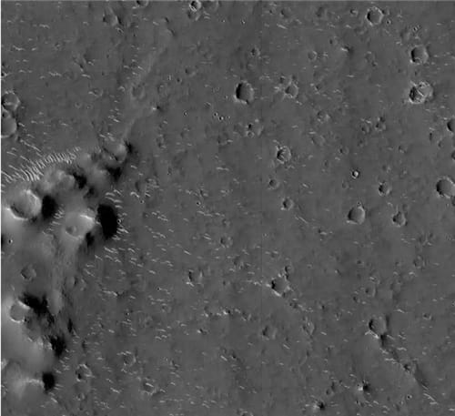 天问一号拍的高清火星照