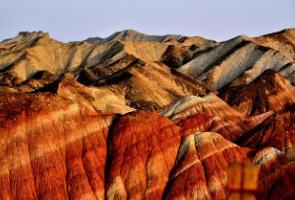 流水侵蚀地貌发育过程__流水丹霞形成过程