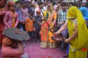 印度用棍子打丈夫的节日_印度打男人节_