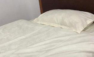 床单为什么会变黄?荧光剂变弱,汗液体脂累积(盐水去黄)__床单为什么会变黄?荧光剂变弱,汗液体脂累积(盐水去黄)