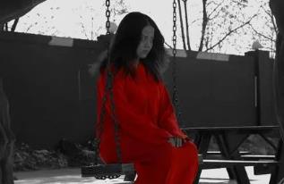 _穿红衣服自杀变成厉鬼报仇？撑黑伞预防魂飞魄散？_穿红衣服自杀变成厉鬼报仇？撑黑伞预防魂飞魄散？