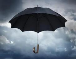 穿红衣服自杀变成厉鬼报仇？撑黑伞预防魂飞魄散？__穿红衣服自杀变成厉鬼报仇？撑黑伞预防魂飞魄散？