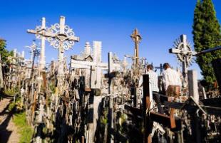 立陶宛的“十字架山”：交织着灵异故事与反抗历史的神秘山丘_立陶宛的“十字架山”：交织着灵异故事与反抗历史的神秘山丘_