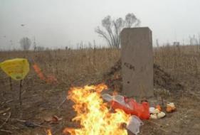 给外婆烧纸怎么称呼_清明节外孙能姥姥烧清明纸_