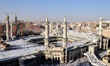 沙特阿拉伯规模最大的清真寺__沙特大清真寺中间的黑东西