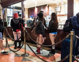 美国最无节操节日：无裤节(穿内裤在地铁上游行)__美国最无节操节日：无裤节(穿内裤在地铁上游行)