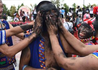 _世界上最特别的祝福，新疆锡伯族抹黑节(脸上抹黑代表吉_世界上最特别的祝福，新疆锡伯族抹黑节(脸上抹黑代表吉