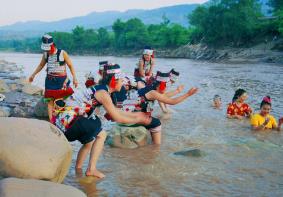 尼泊尔女人露天洗澡图片_梦见露天水池里洗澡_