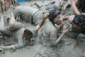 _世界上最脏的节日,日本泥浆节(认为泥浆能带来好运)_世界上最脏的节日,日本泥浆节(认为泥浆能带来好运)