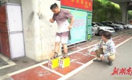 男子穿铁鞋_穿几百斤铁鞋的原大爷_