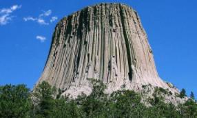 美国魔鬼塔之谜，传说中外星人基地(火山喷发形成/图片)__美国魔鬼塔之谜，传说中外星人基地(火山喷发形成/图片)